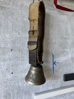 Kuhglocke mit Lederriemen Alt Metall mit Tiergravur
