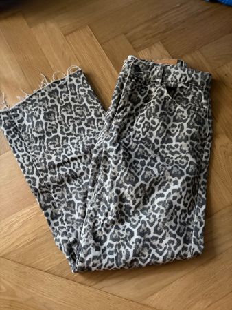 Bold cheetah print slim-fit pants, cropped, size 36 - add a