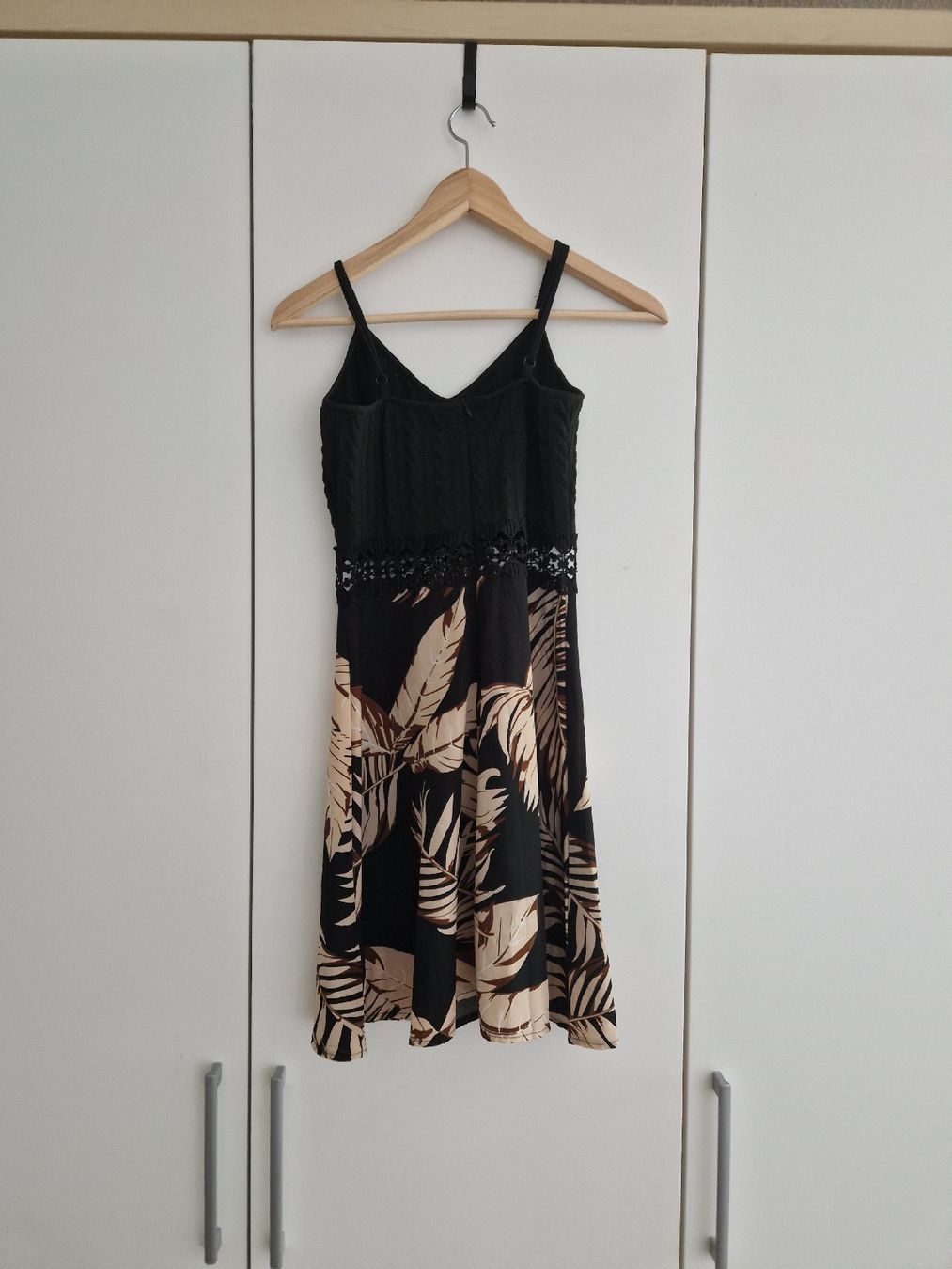 Vestiti: Schönes Sommerkleid schwarz mit Blätterprint & Häkelspitze – Usato da Rain venduto da -LUMA- 2