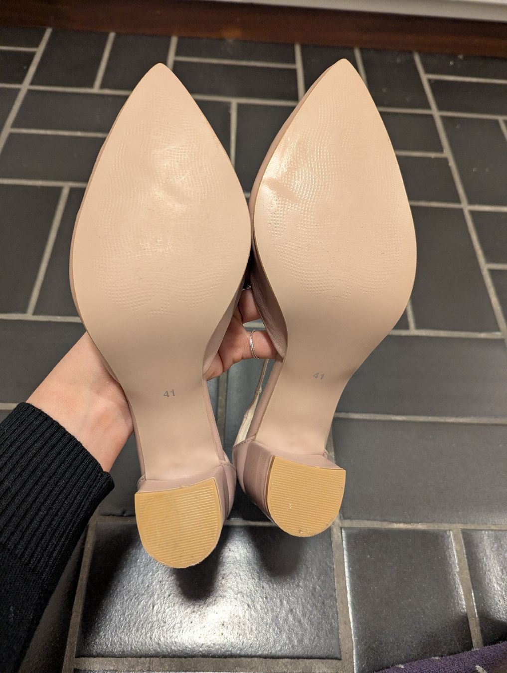 Scarpe da donna: Elegante beigefarbene Lederpumps 41 – Nuovo (secondo la descrizione) da Zürich venduto da vik_r9fn 1