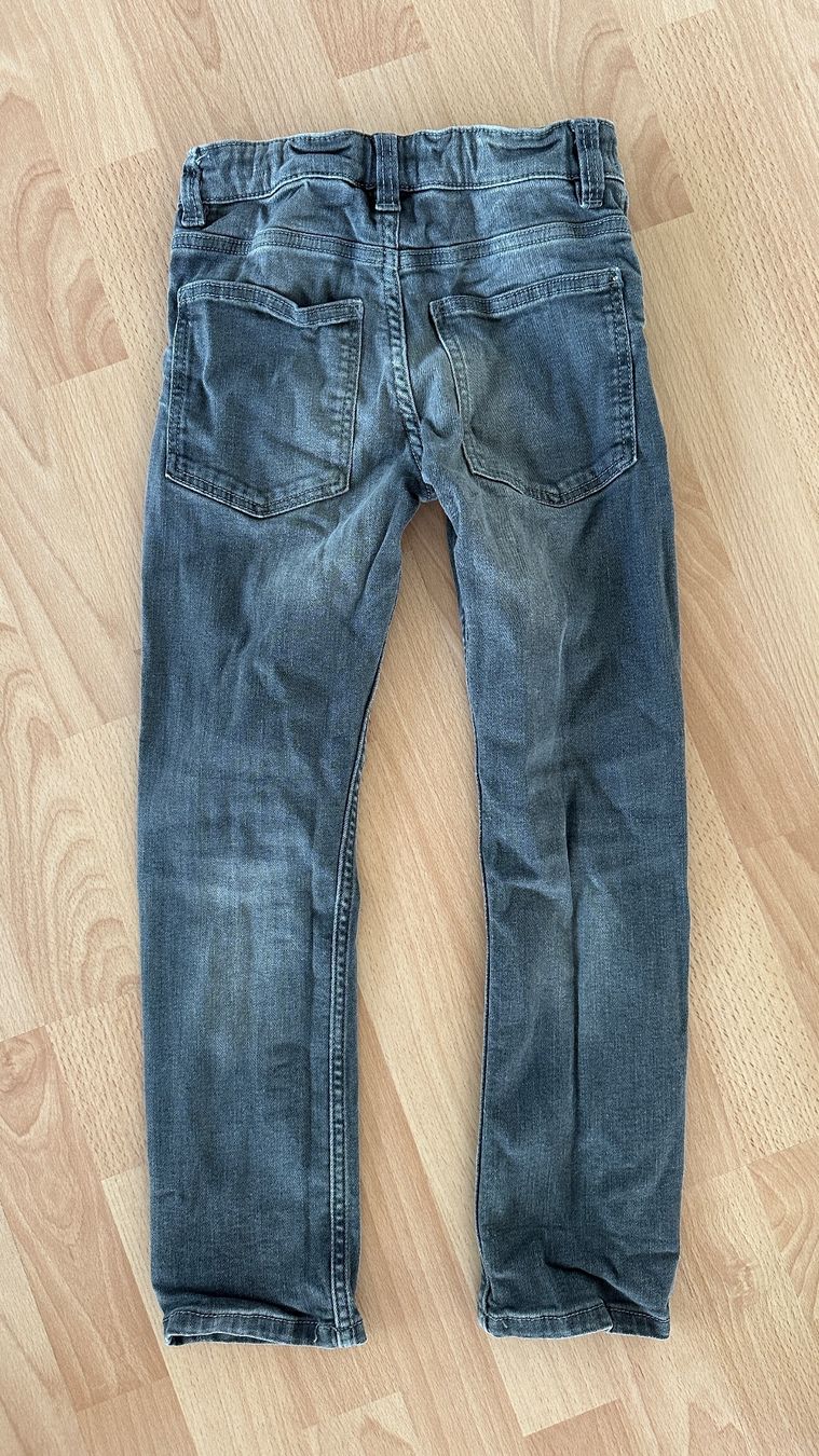 Next Jeans: Jeans NEXT grau mit Hosenknopf Gr. 122 – Usato da Winterthur venduto da Secondhand-Family 1