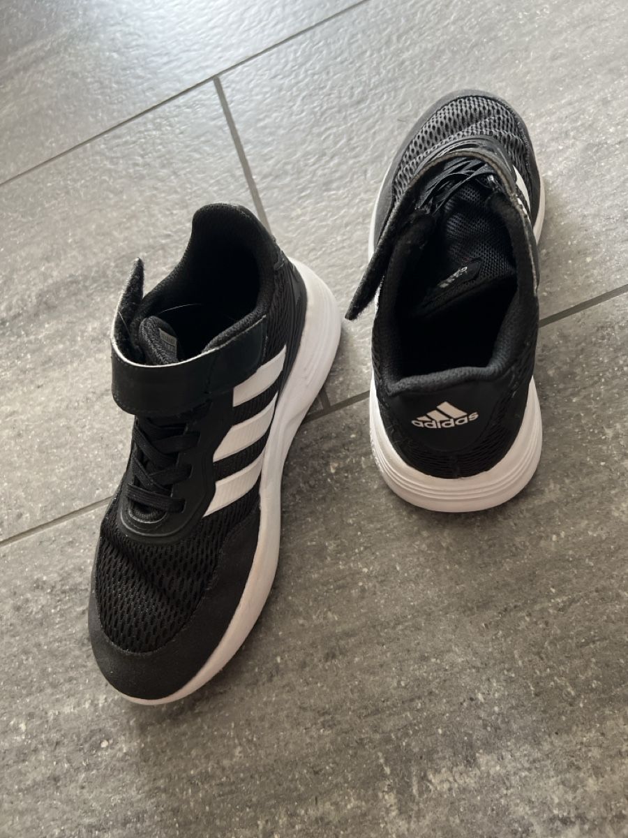 Adidas Chaussures garçon: Hallenschuhe Grösse 24 – D'occasion à Zufikon par luuuzi