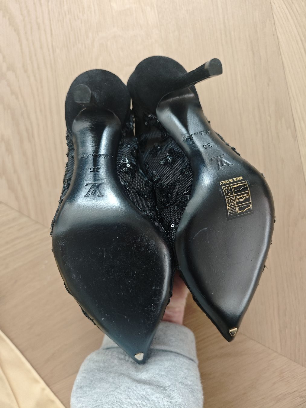 Louis Vuitton Scarpe da donna: LOUIS VUITTON Black Monogram Mesh & Sequin Heels – Nuovo (secondo la descrizione) da Erlenbach ZH venduto da nlh 4