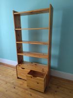 Holzregal mit Schubladen
