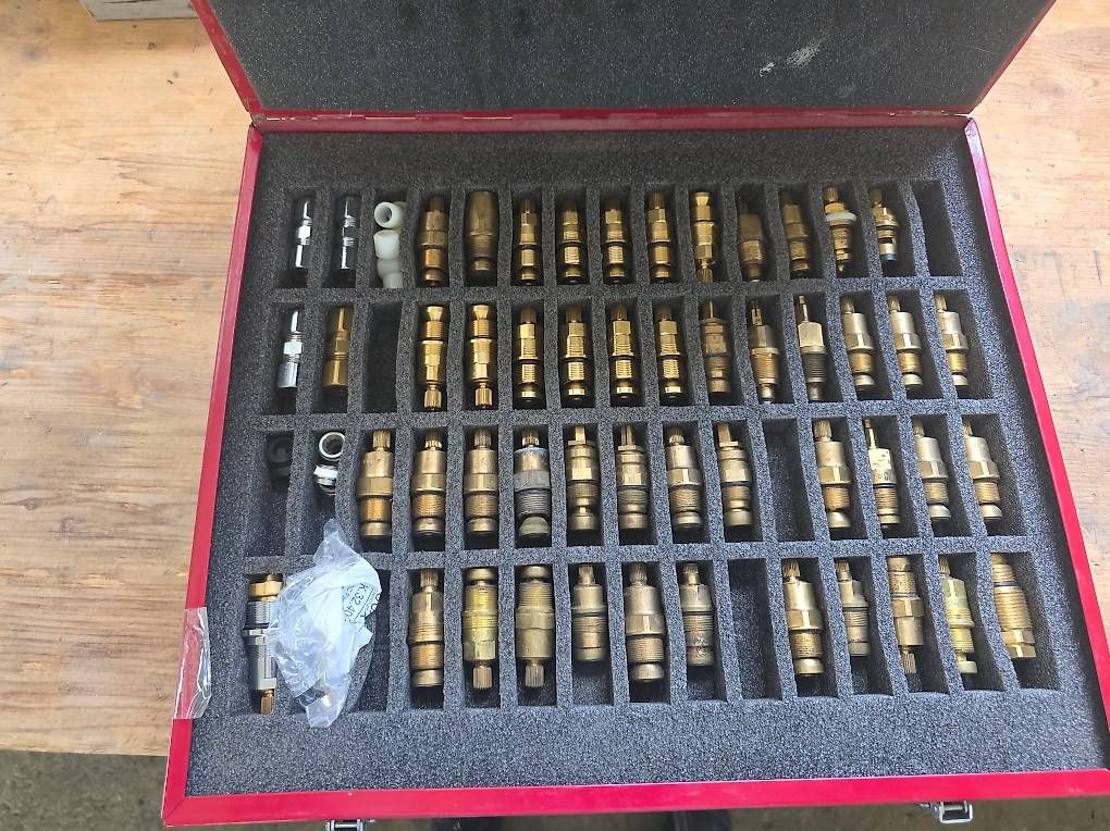Tutti gli attrezzi: Div. Servicekoffer mit Ersatzteilen – Usato da Fischbach LU venduto da luk_9tzs 2