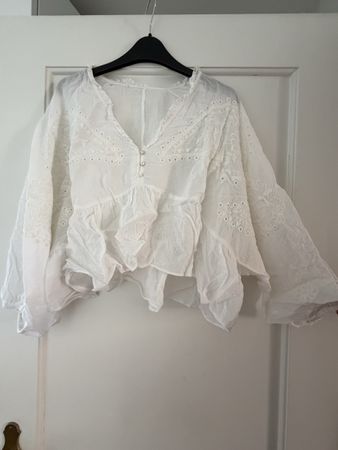 Damen Bluse weiss mit Lochstickerei, weiter Schnitt