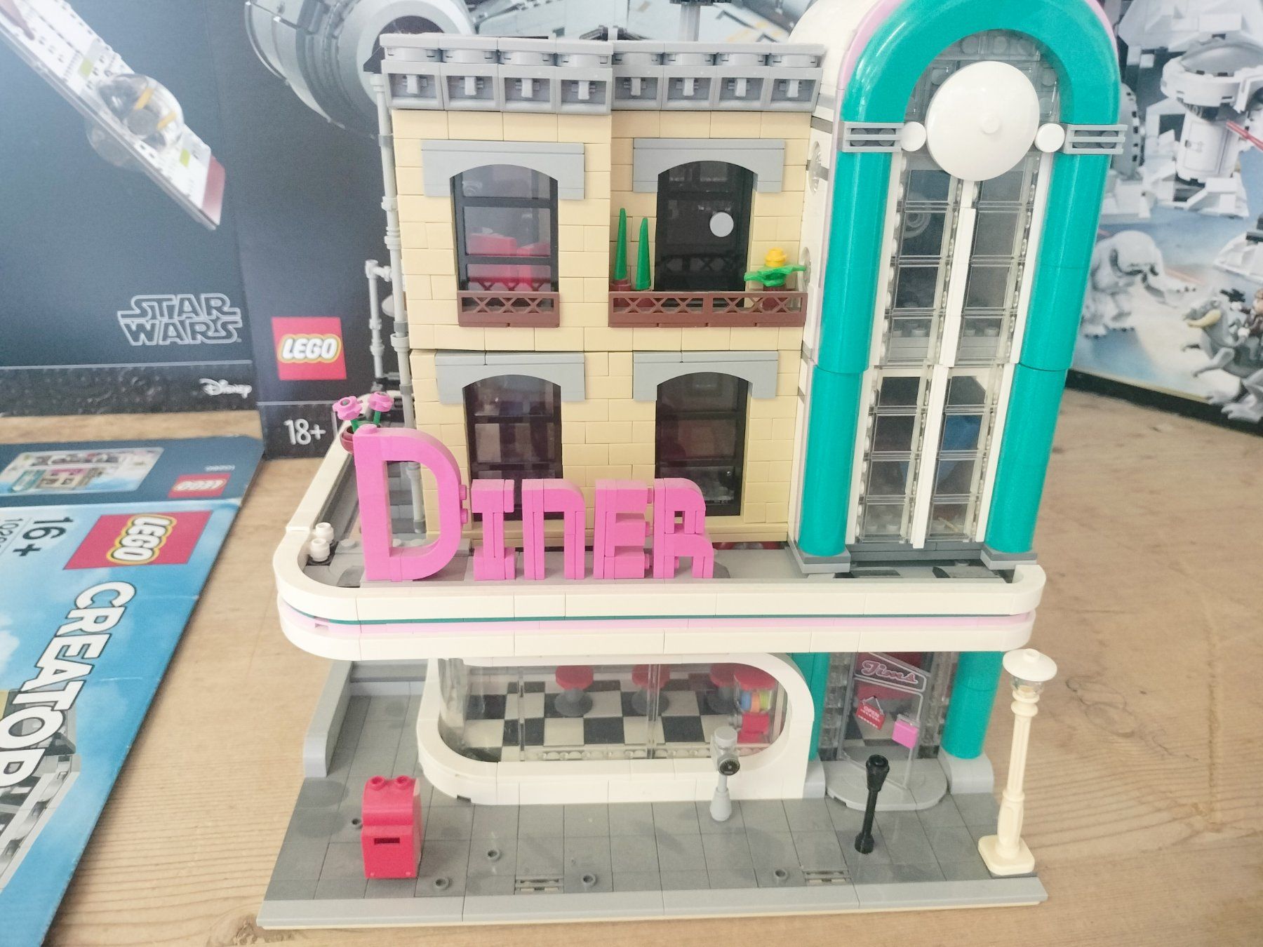 Lego Spielzeuge: Lego Creator Expert 10260 American Diner Modular ab 1.- – Gebraucht aus Wil SG von RoyalBricks 2