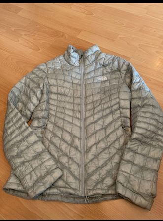 Jolie doudoune fine grise-argentée The North Face t. M
