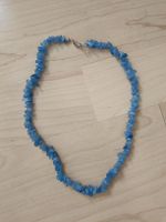 Schöne Halskette mit blauen Edelsteinen