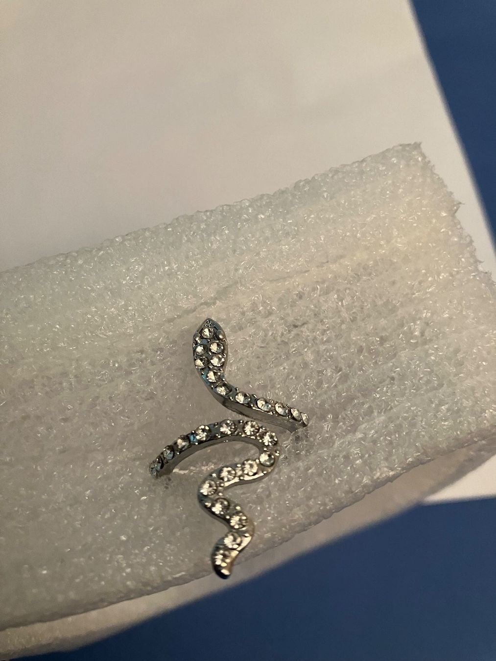 Anelli: Schöner Modeschmuck,Schlangenförmiger Ring mit Strasssteinen – Nuovo (secondo la descrizione) da Affoltern am Albis venduto da Dlotti 1