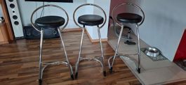 3 Barhocker mit Chromgestell und gepolsterter Sitzfläche