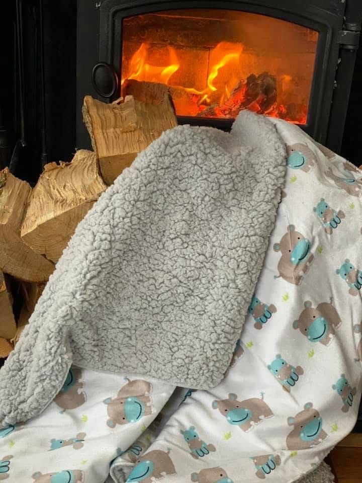 Coperte: Douce couverture bébé hippopotames 70x90cm – Usato da La Chaux-de-Fonds venduto da Sabinchenn