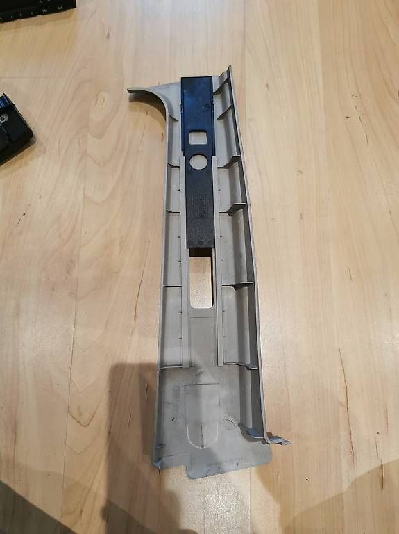 Tutti pezzi di ricambio auto: BMW e36 Compact B-Säule Gurtabdeckung – Usato da Oberdorf BL venduto da FabioSantoro1990
