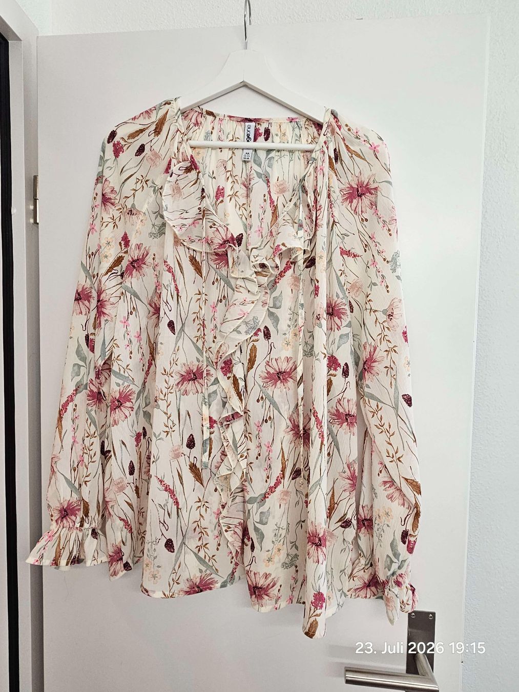 Camicette: Damenbluse mit Blumen - 46 – Usato da Bünzen venduto da Milly32