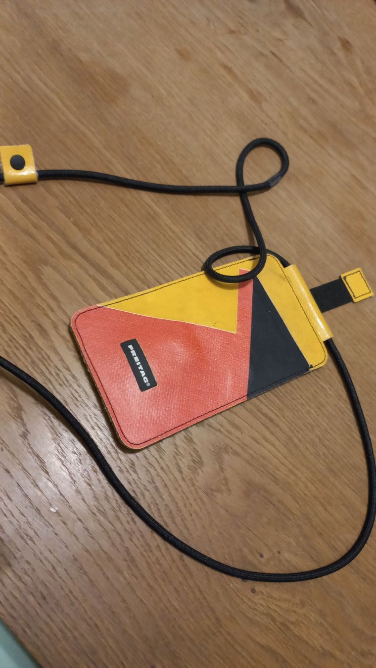Freitag Borse: Freitag Handytasche mit Lanyard – Usato da Horw venduto da OnkelBaldrian