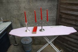 2 KERZENSTÄNDER MIT KERZEN