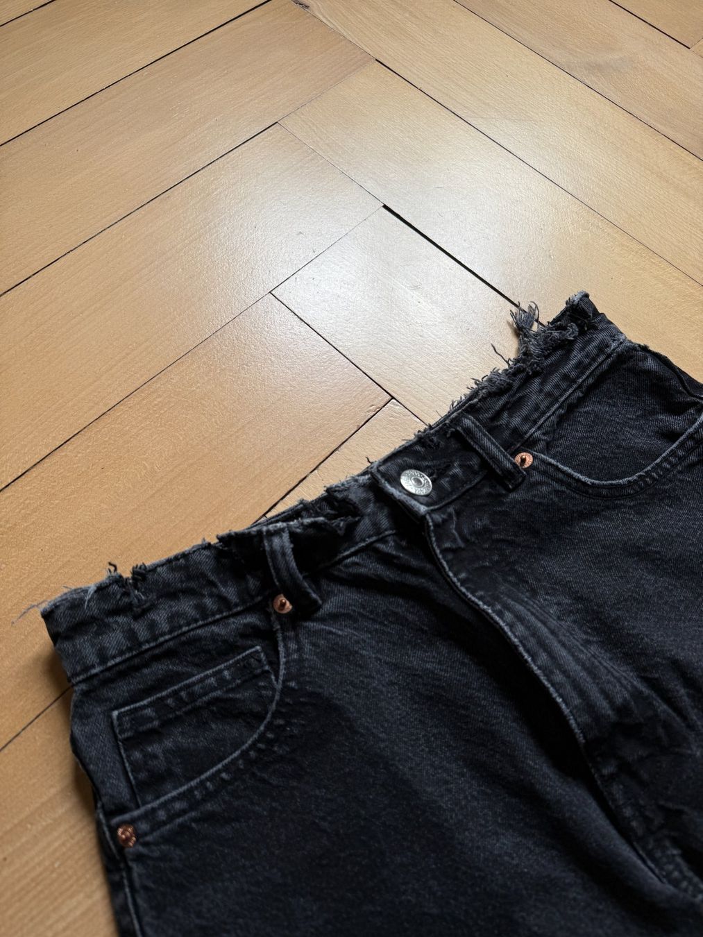 Zara Jeans: ZARA - Jeansshorts schwarz 38 – Usato da Zürich venduto da Diazaio 1