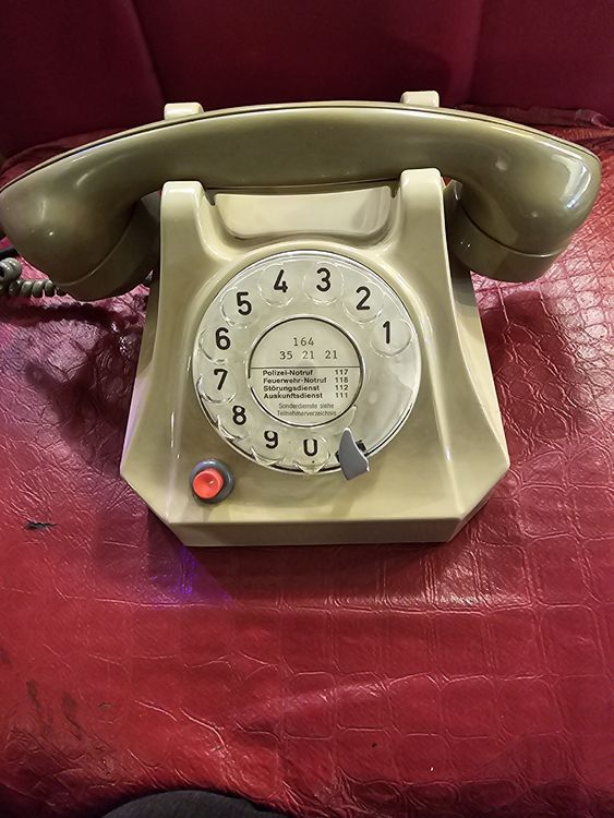 Antikes Telefon Mit Wählscheibe Auf M Tisch Verbin Produktbild-Vorschau 2