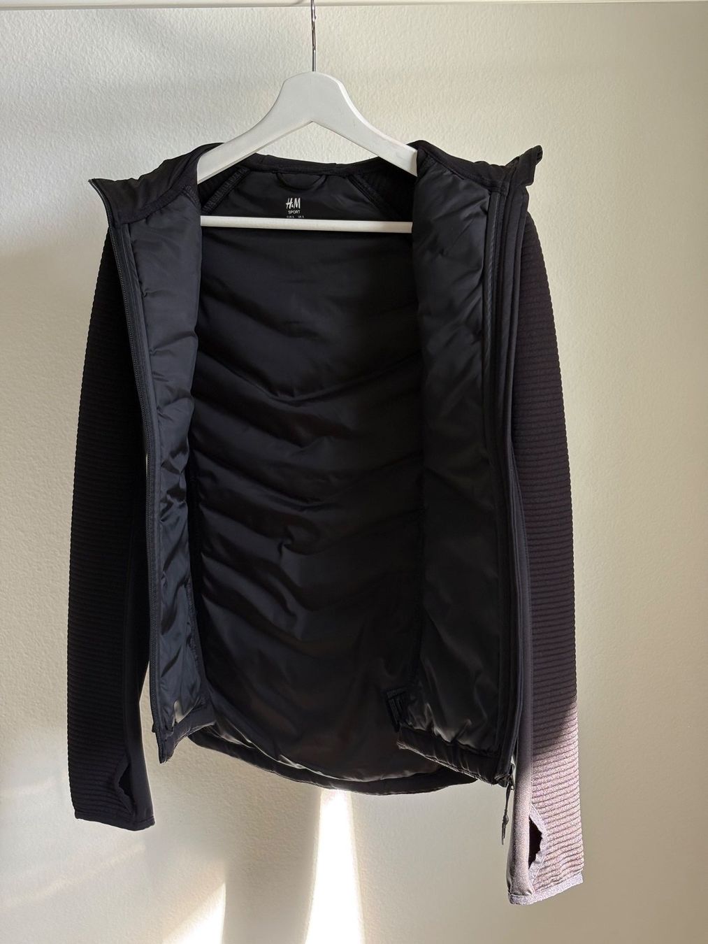 H&M Jacken: Schwarze Sportjacke mit Kapuze – Neu (gemäss Beschreibung) aus Zürich von bbbggg 1