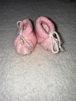 Gestrickte rosa Babyfinken