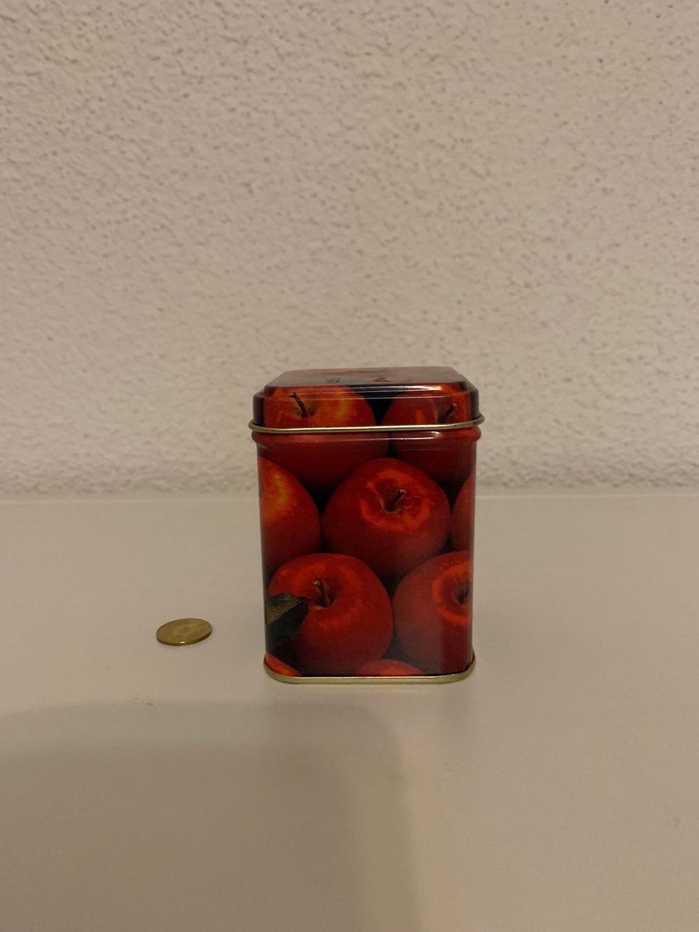 Alle Dekorationen: Dose mit Äpfelbild – Gebraucht aus Eschlikon TG von 1.- 1