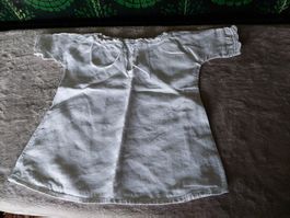 Antikes, herziges Puppen-Baumwollunterkleidchen mit Spitzen