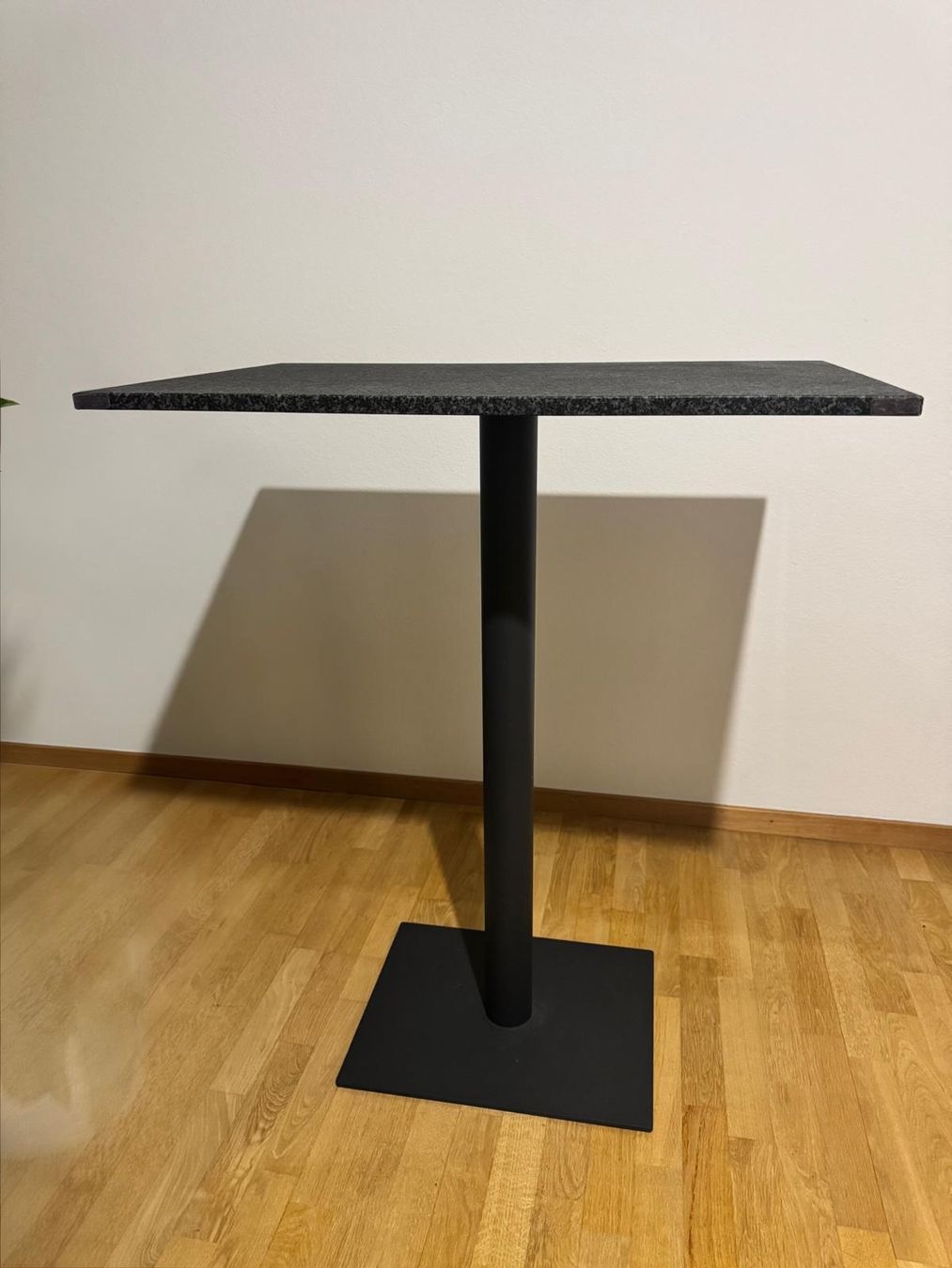 Tables: Stehtisch mit Steinplatte  – D'occasion à Zürich par Lorisvl 2