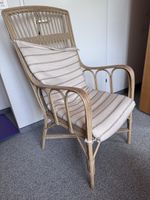 Rattansessel mit gestreiftem Kissen