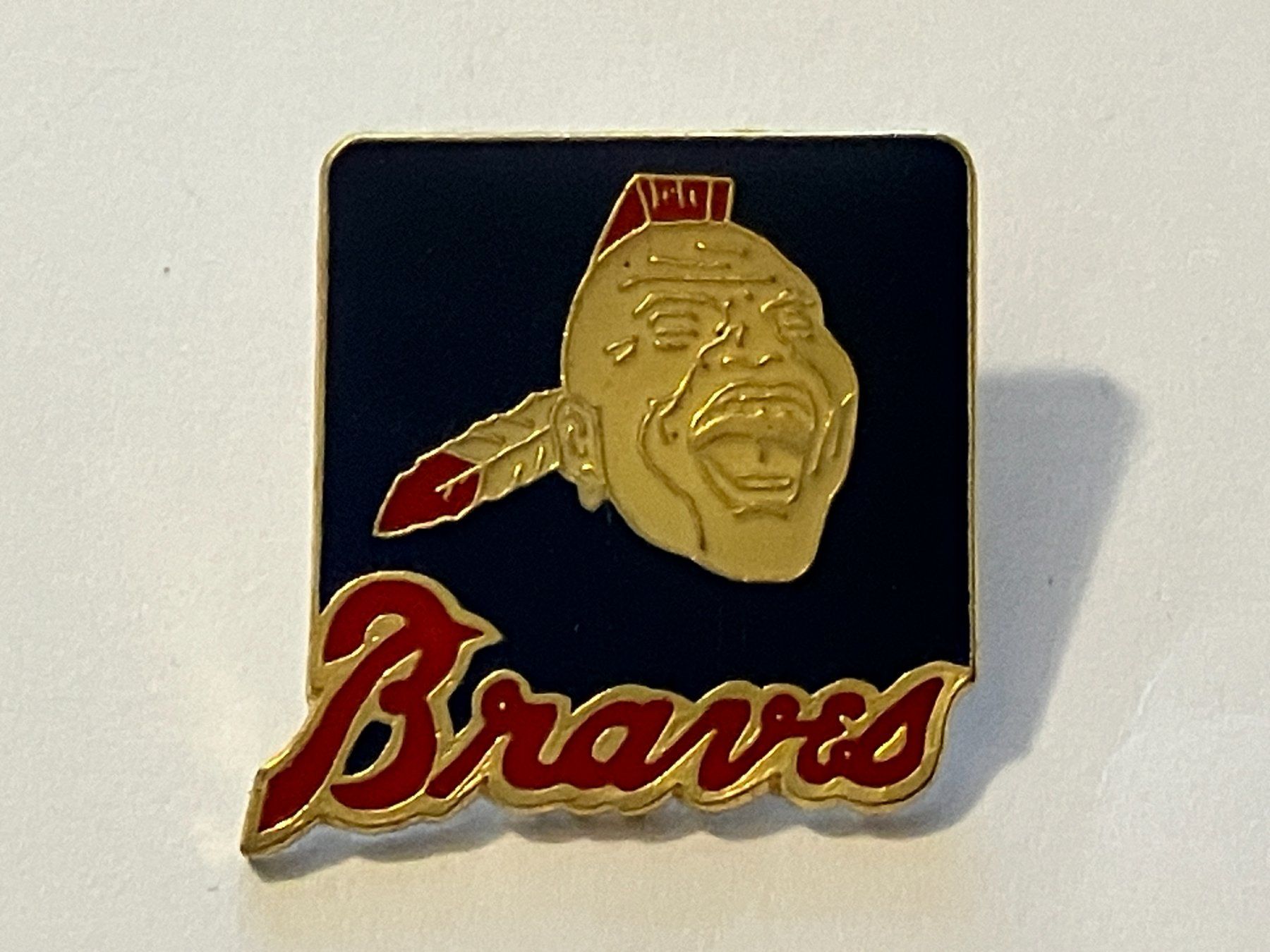 Plaketten & Abzeichen: 1 Pin Braves – Gebraucht aus Basel von djwwpp