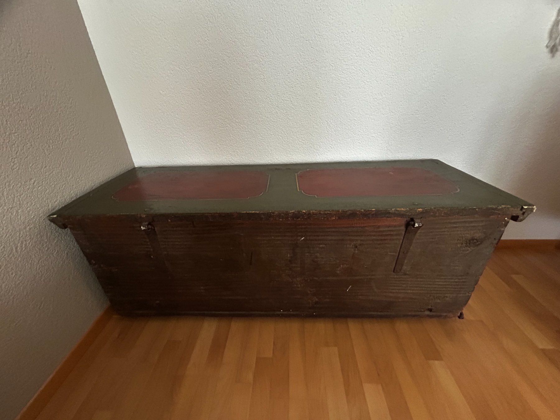 Truhen: Ancien bahut année 1850 env. – Gebraucht aus Tavannes von Zitume 1
