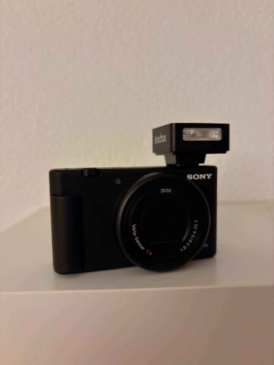 Sony Kamera: Sony ZV-1 inkl. Godox Blitz – Neu (gemäss Beschreibung) aus Siggenthal Station von jac_g7zx