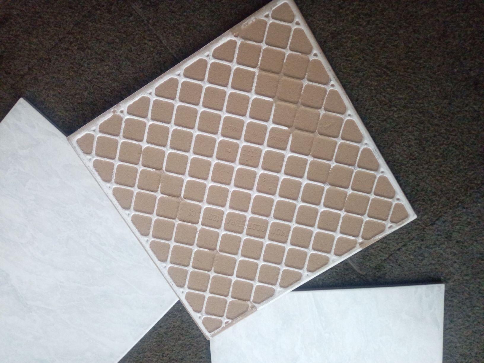 Rivestimenti per pavimenti: Bodenplatten 33,3 x 33,3cm Hellgrau Marmoroptik neuwertig – Nuovo e nell'imballaggio originale da Laupen ZH venduto da SportcarsLaupen 3