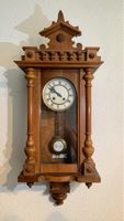 Antike Wanduhr mit römischen Ziffern - ein Schmuckstück!