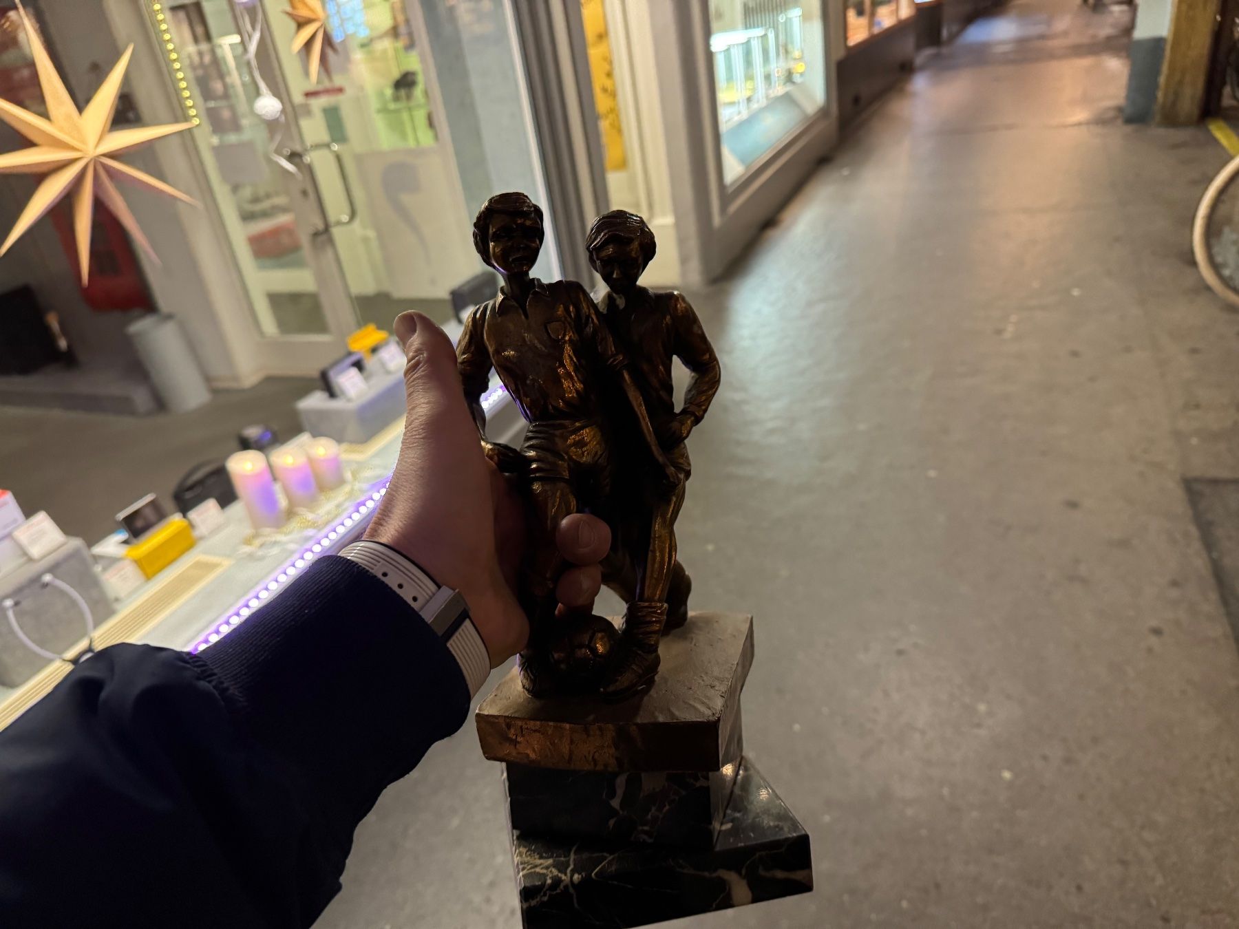 Sculture & Statue: FIFA Statue Bronze Damen Fussball – Usato da Thun venduto da Thuno6 4