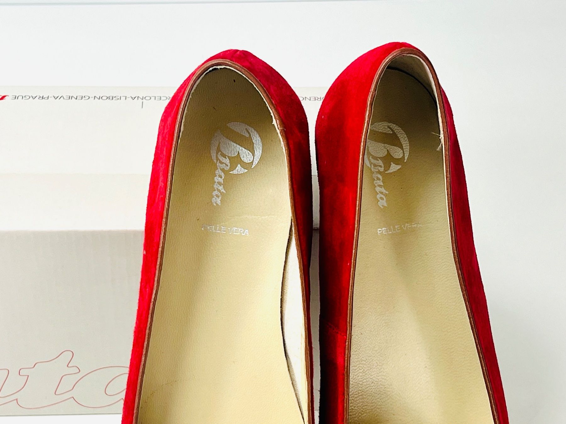 Chaussures femmes: Rote BATA Damen Slipper/Schuhe Grösse 39 – D'occasion à Zürich par Arche_Brockenhaus 4