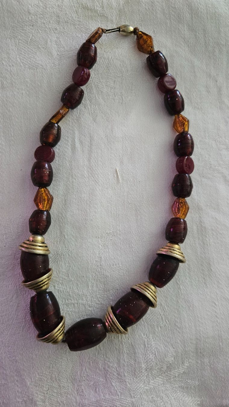 Catenine: Collana marrone con inserti color oro – Usato da Melano venduto da H-Sara