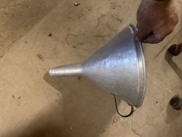 Grosser Trichter aus Aluminium mit Griff gebrauchter Zustand