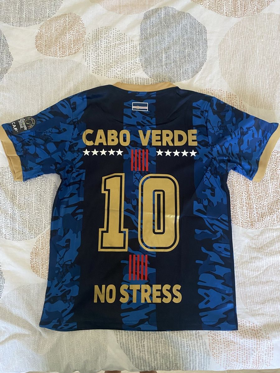 Canottiere & Pantaloni: Maillot foot Cabo Verde - taille M – Nuovo e nell'imballaggio originale da Delémont venduto da Emi-98