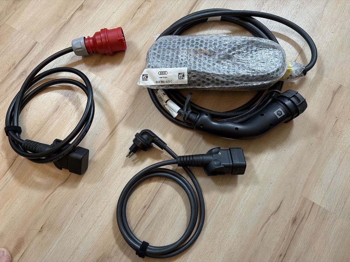 Batterie-Ladegeräte: Audi Ladekabel E-Tron Ladegerät mit Zubehör Ladestecker – Neu (gemäss Beschreibung) aus Bassersdorf von camu07