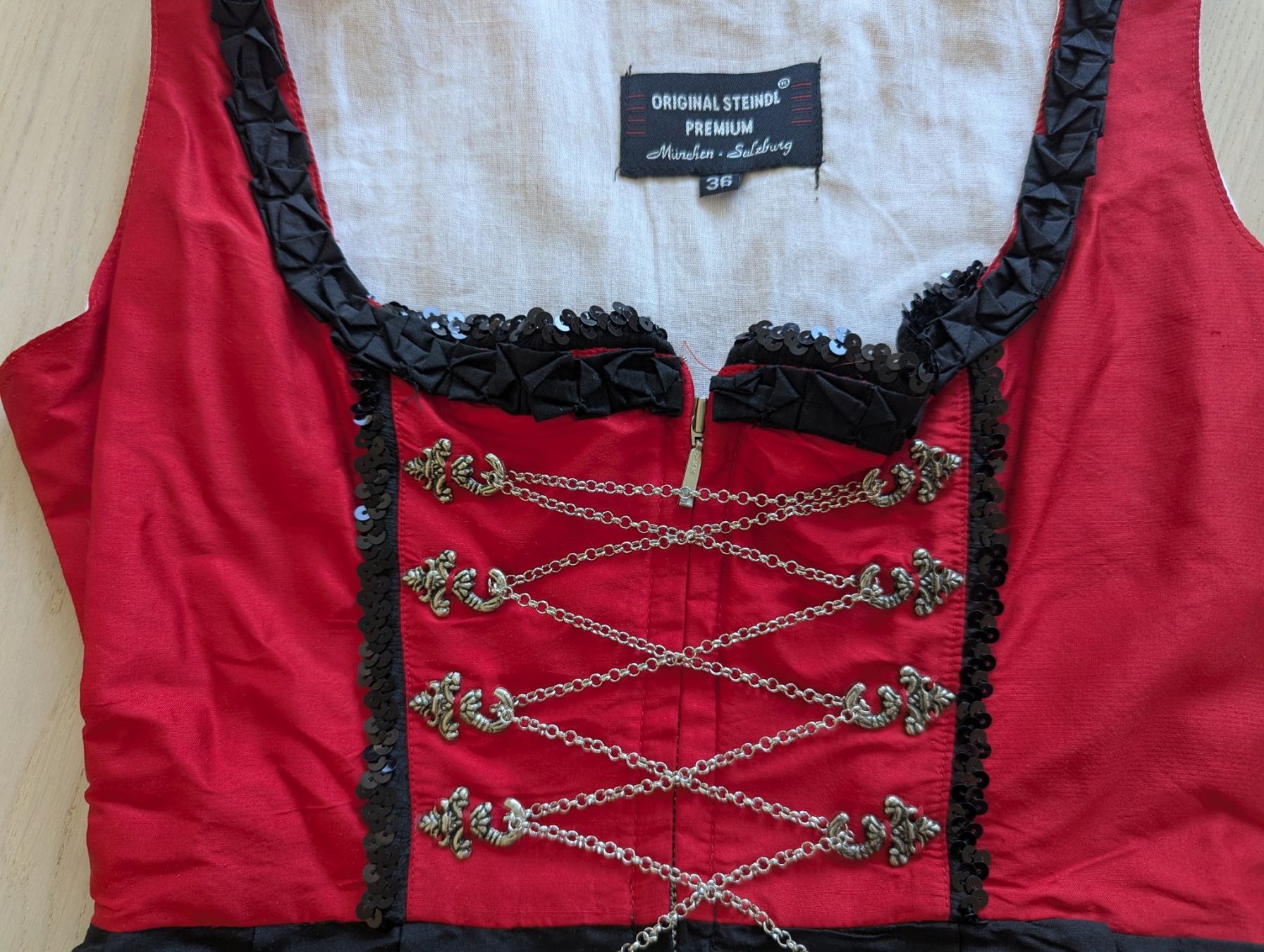 Kleider: Wunderschönes Dirndl aus Seide – Gebraucht aus Schlieren von imnotgoodwithword 1