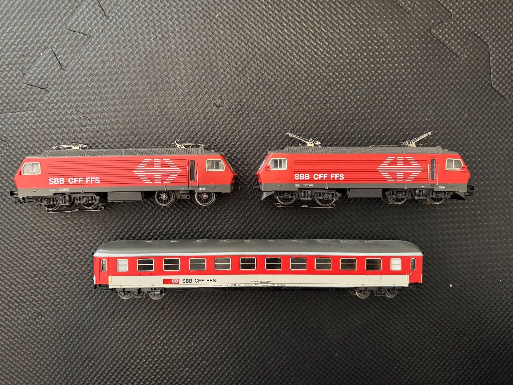 Märklin Modellini di ferrovie: Märklin 2x E-Lok rot, H0 + Wagon – Usato da Chur venduto da ric.Flux