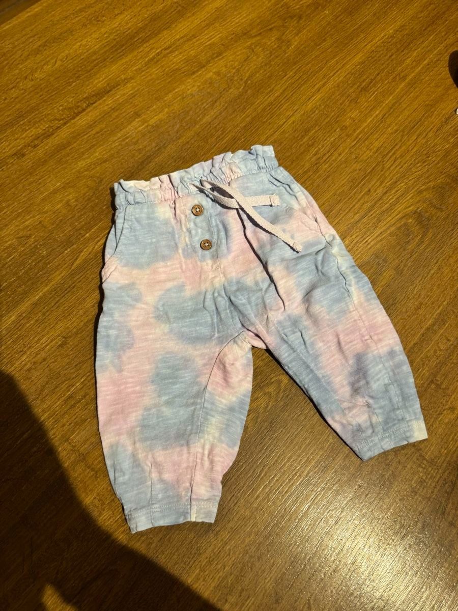 Pantaloni: Pantalon de bébé tie-dye léger taille 6 à 9 mois – Usato da Erde venduto da Kitkatekate