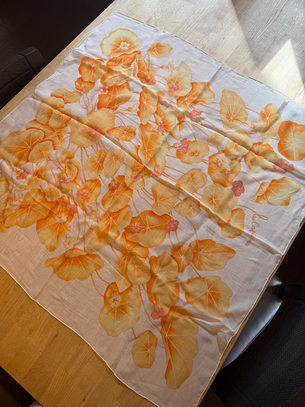 Hermès Foulards, Tücher & Schals: Vintage Hermès Paris "Les Capucines" Silk Scarf – Gebraucht aus Grund b. Gstaad von ReLuxe 4