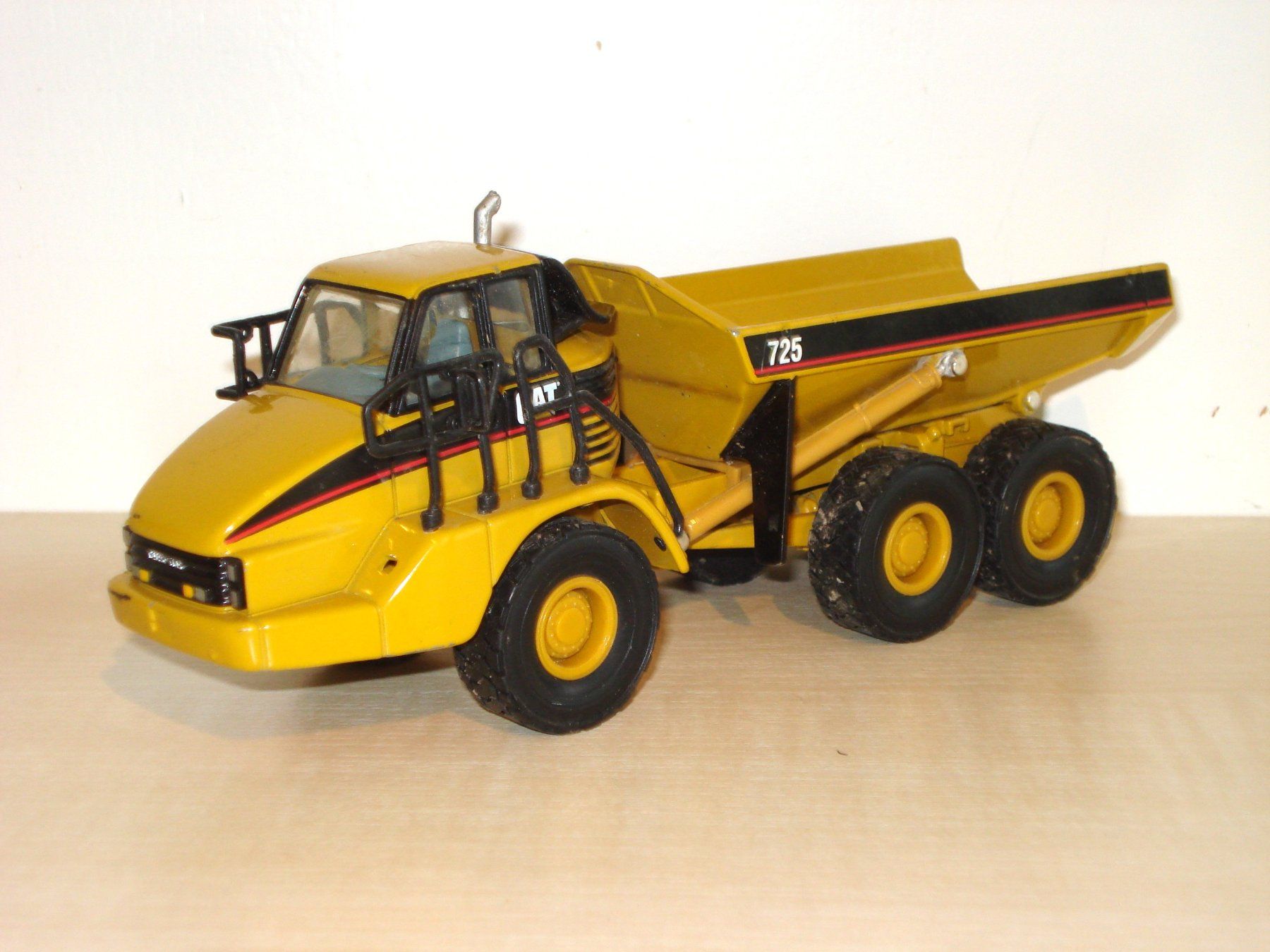 Caterpillar Kit di modellismo & Modellini statici: CAT 725 Knickdumper – Difettoso da Mitlödi venduto da worker04