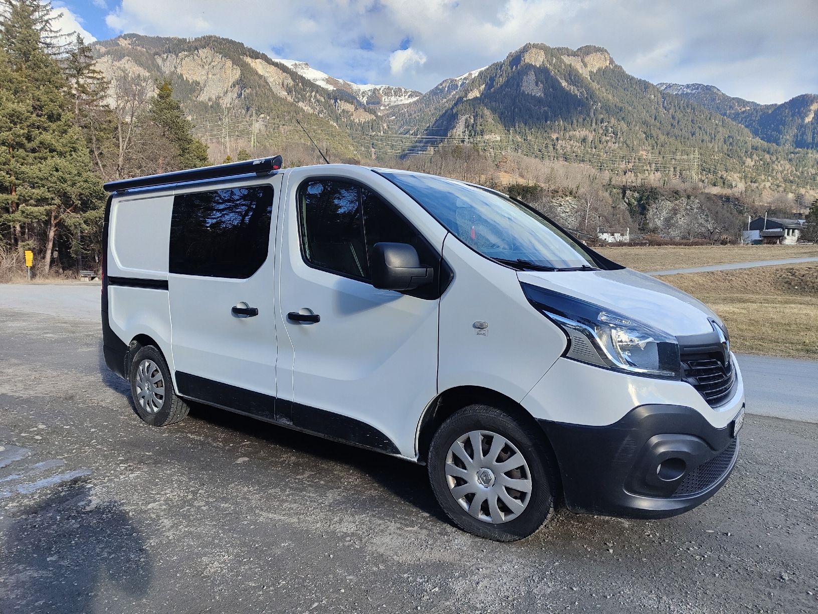 Renault Camping Fahrzeuge: Renault Trafic Camper Van (MFK April 26) – Gebraucht aus Speicher von lucenera