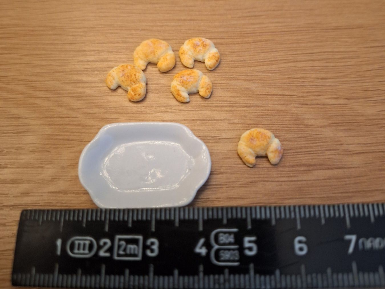 Case e mobili per bambole: Handmade Gipfeli auf Keramik Teller – Nuovo (secondo la descrizione) da Zürich venduto da HandmadeTinyFood 1