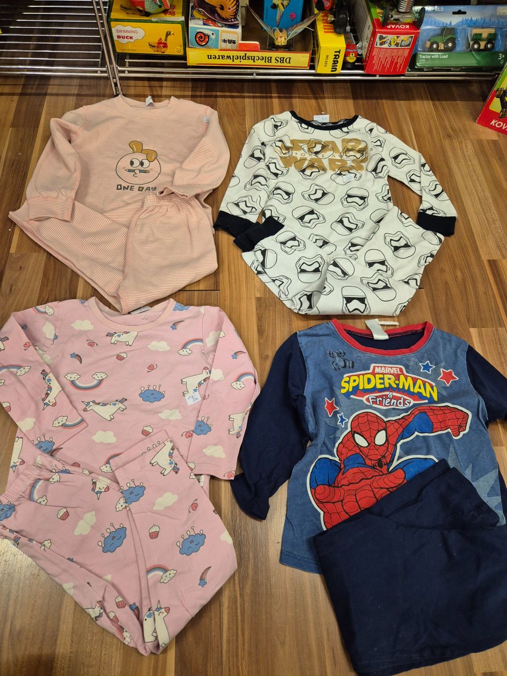 Pigiama & Simili: 1 Pijama nach Wahl gr 104 oder 110 – Usato da Schwarzenburg venduto da Flamingo07