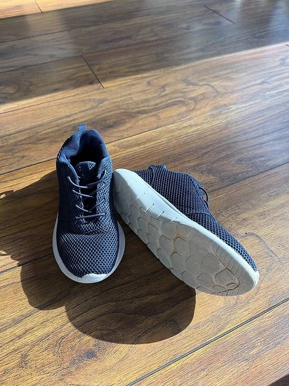 Scarpe da uomo: Basket peu portée bleu marine taille 34  – Usato da Lausanne venduto da nat_h2gw 1