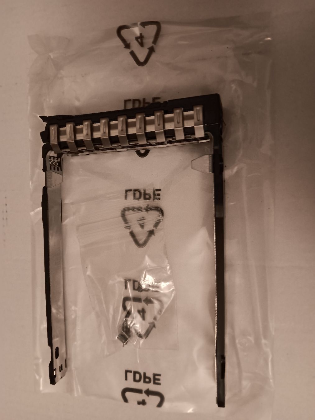 Supporti a parete: 2.5" Caddy Bracket for HPE server G10 Plus P22892 New – Nuovo e nell'imballaggio originale da Ermatingen venduto da rik4rdo