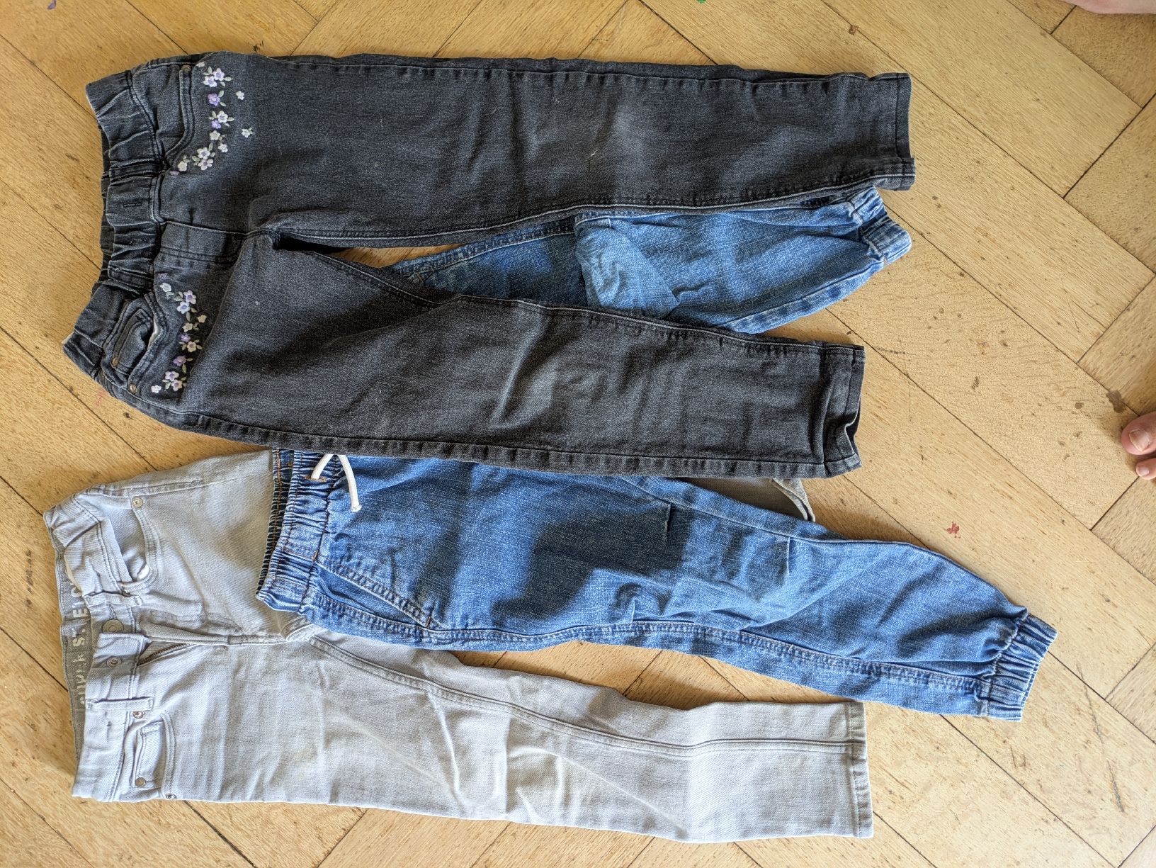 Lotti & Set di vestiti: Kleiderpaket Mädchen, mit 2 Röckli, Gr. 122/128 – Usato da Zürich venduto da andh 1